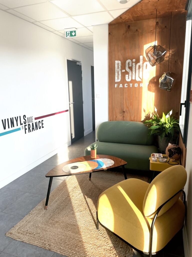 Espace accueil B Side Factory usine de pressage de vinyles revisité et créé par Juliette décoratrice d'intérieurs pour les professionnels en Vendée La Roche sur Yon