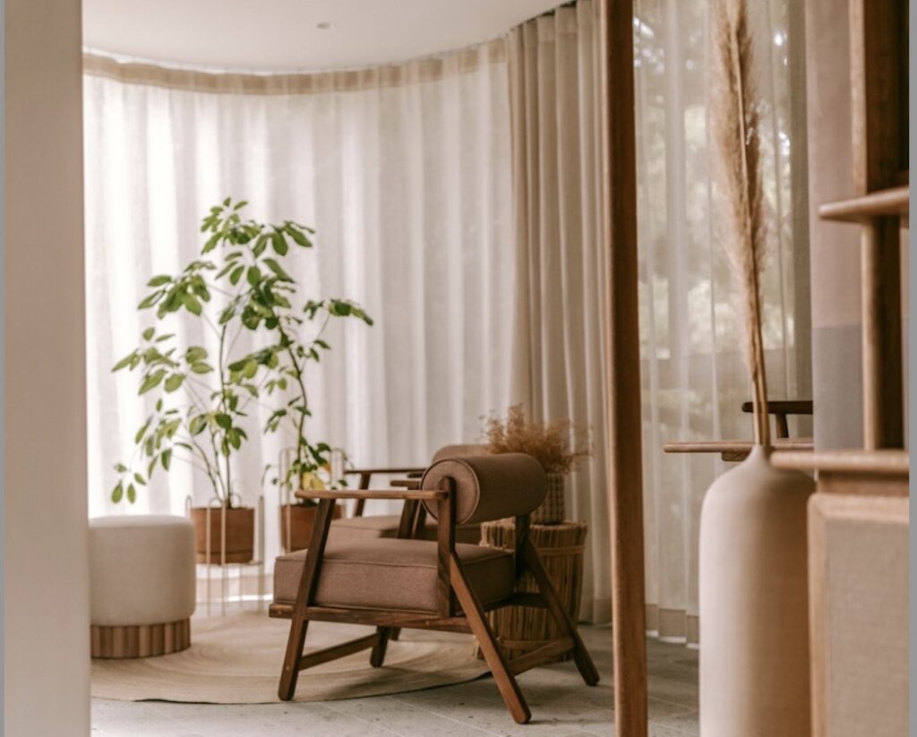 Home staging intemporel Matériaux nobles et lumière douce dans un intérieur chaleureux, ambiance apaisante et stylée - inspiration décoration élégante sur-mesure en Vendée inspirée par les besoins de vie.