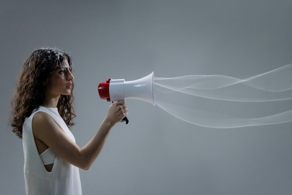 femme parlant dans un mégaphone, visualisation poétique des ondes sonores.