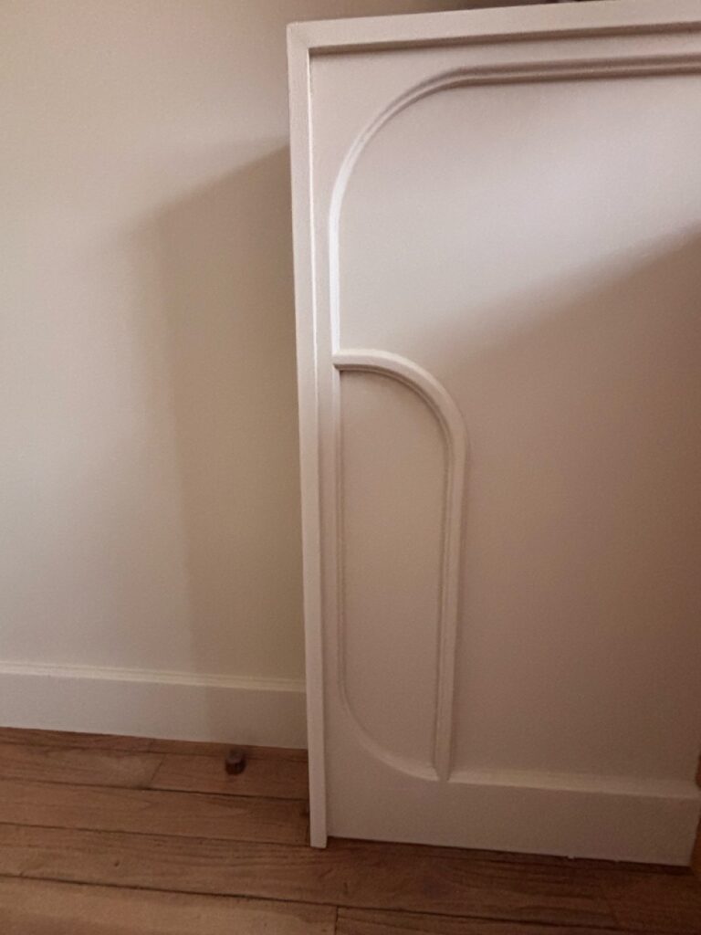 Panneau mural beige avec moulure en arc et ligne droite intégrée