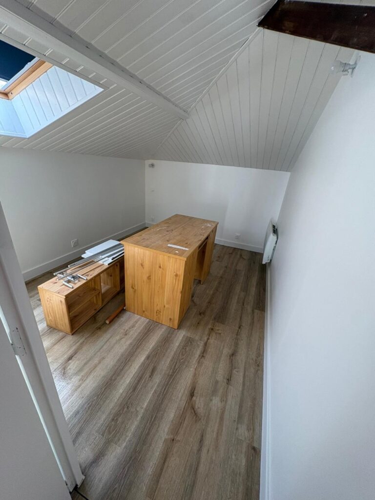 Avant : Pièce sous combles vide avant aménagement pour mise en location